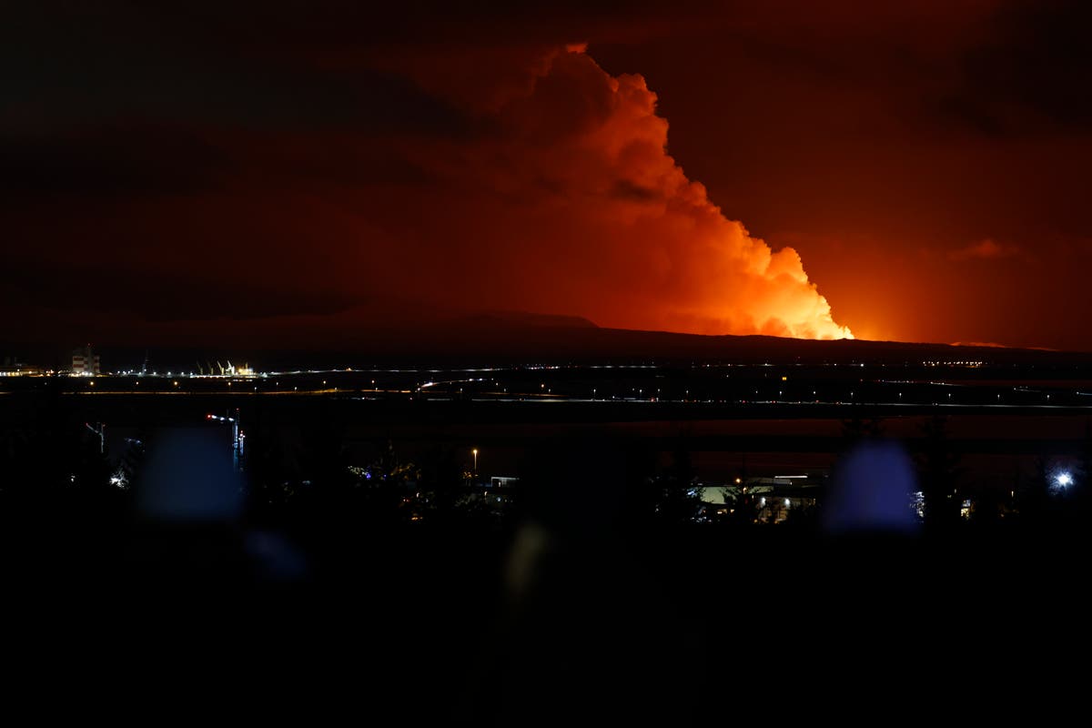 Вулканът в Исландия изригна седмици след като хиляди бяха евакуирани от град на полуостров Рейкянес