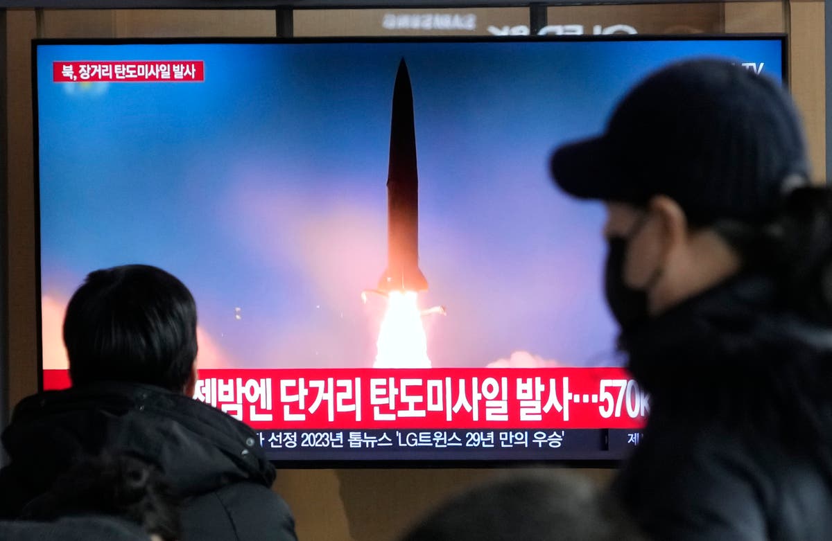 Ким на Северна Корея заплашва „по-нападателни действия“ срещу САЩ, след като наблюдава мощен ракетен тест