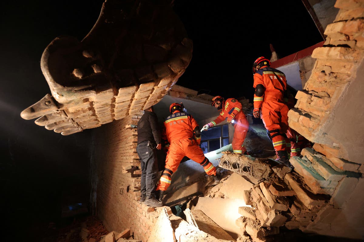 At least 118 killed by earthquake in northwestern China