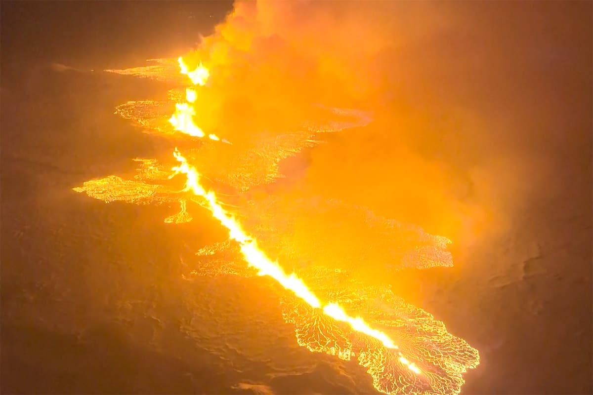 Гледайте на живо: Исландският вулкан изригна след хиляди евакуирани