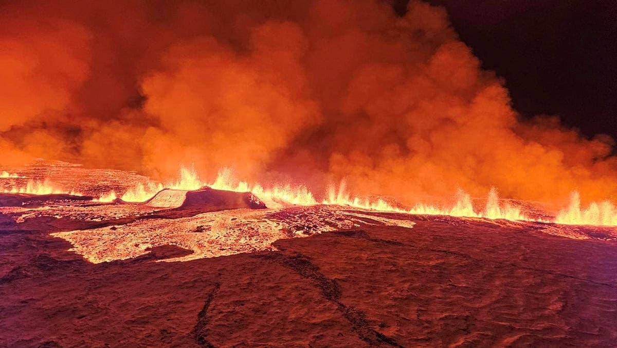 Търсачите на силни усещания от вулкана в Исландия пренебрегват предупрежденията за опасност, за да станат свидетели на драматичното изригване на Рейкянес