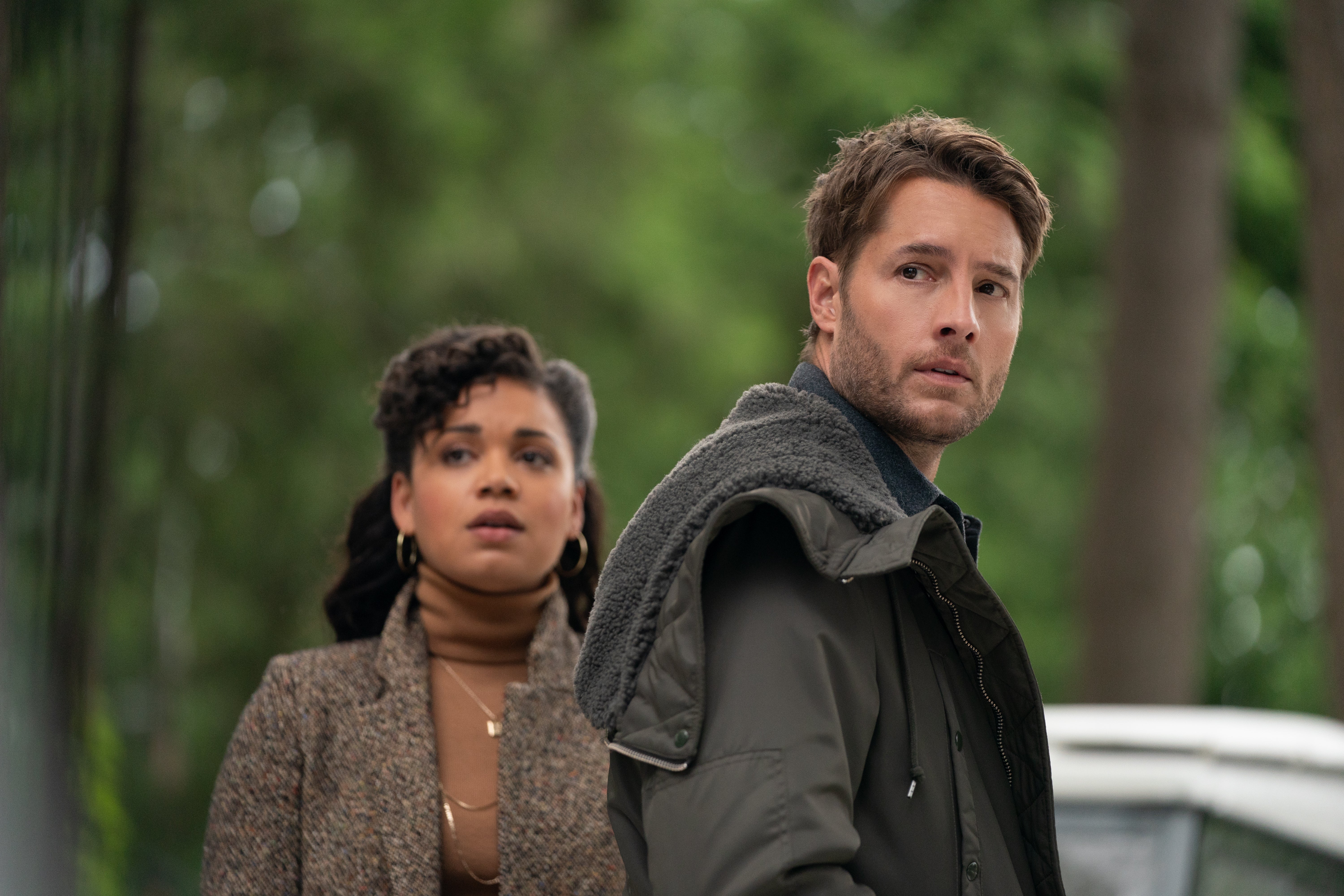 Barrett Doss and Justin Hartley in ‘The Noel Diary’