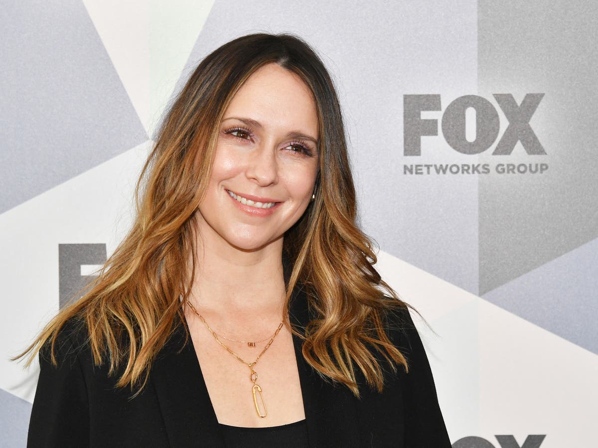 Jennifer Love Hewitt claps back at claims she looks ‘unrecognisable’