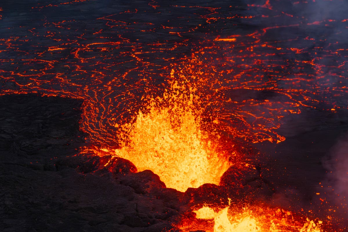 Вулкан в Исландия – последно: Зашеметяващи кадри показват 100-метрови вълни от лава, когато човек е спасен от хеликоптер