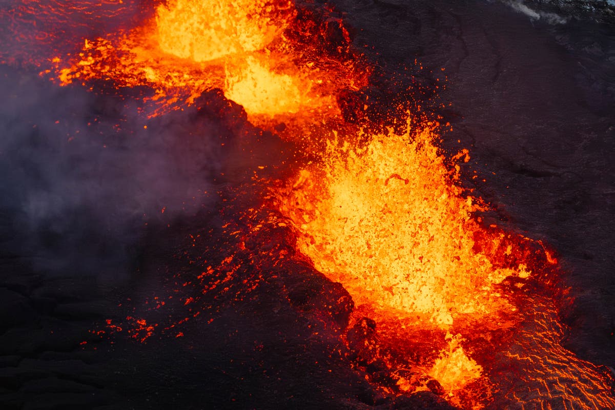 Гледайте на живо: Исландски вулкан изстрелва лава във въздуха, докато изригването продължава
