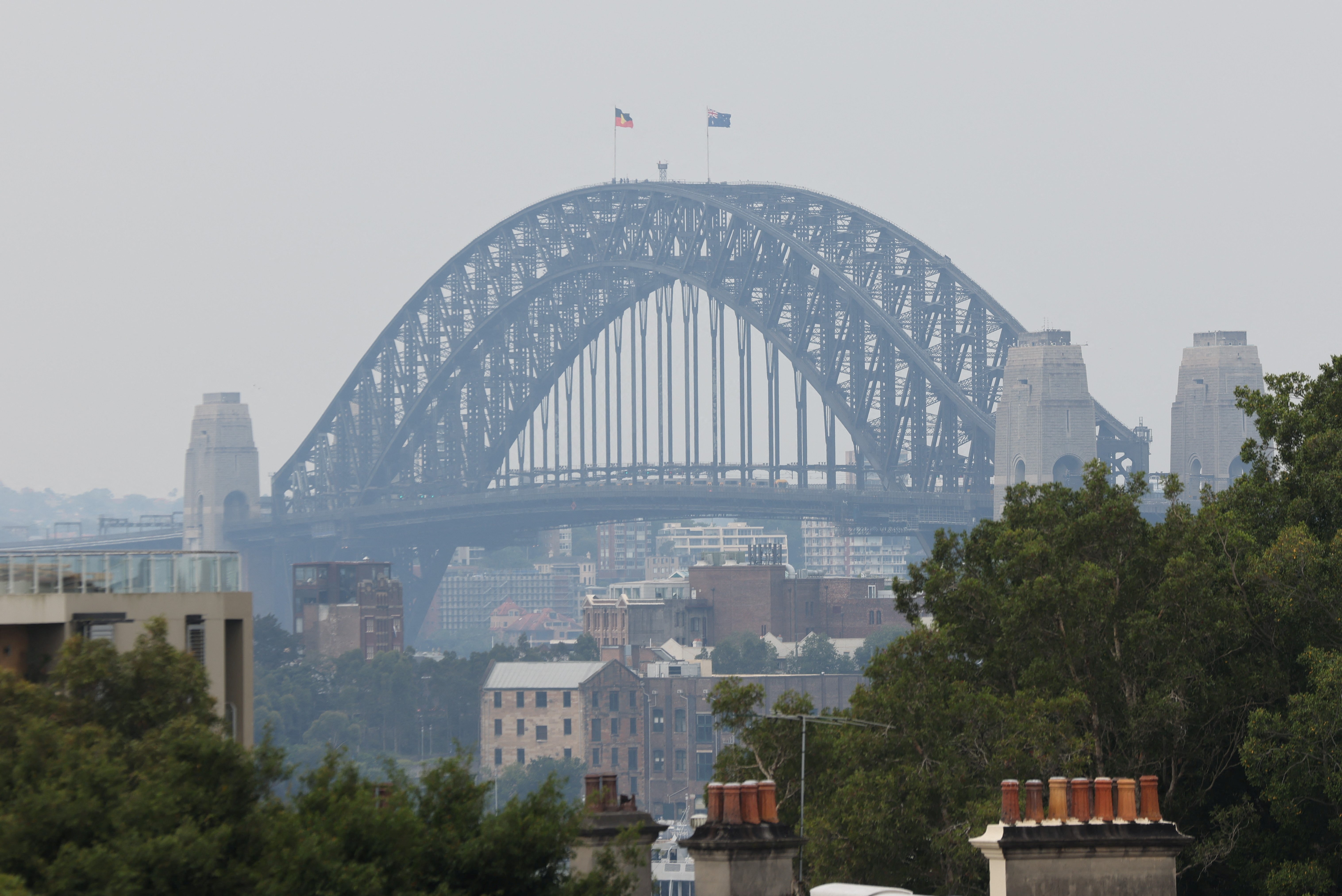 Uma vista da Sydney Harbour Bridge envolta em poluição causada por incêndios florestais próximos em Sydney, Austrália, 19 de dezembro de 2023