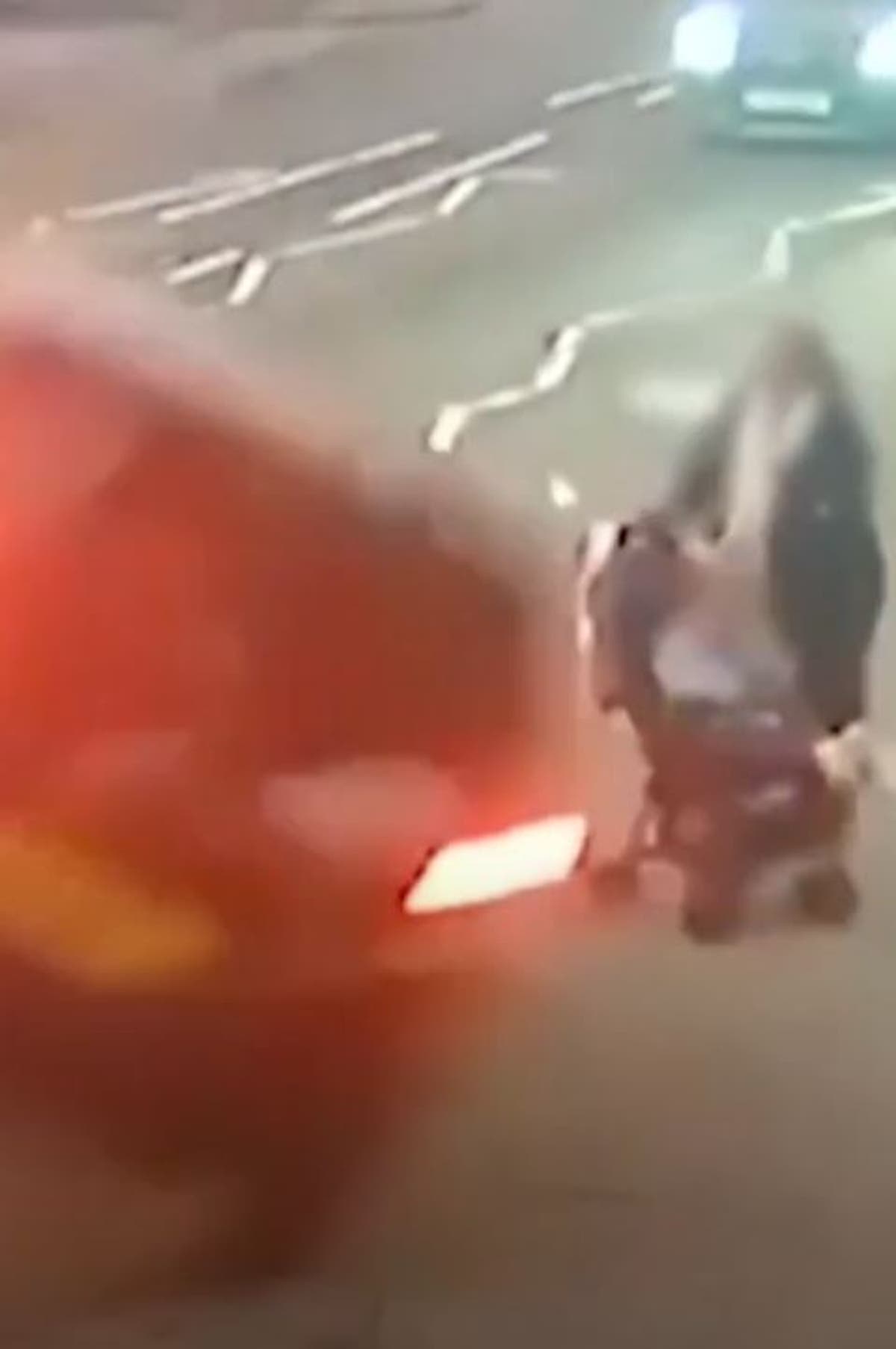Чудо бягство за майка и дъщеря, докато колата се блъска в количката на улицата