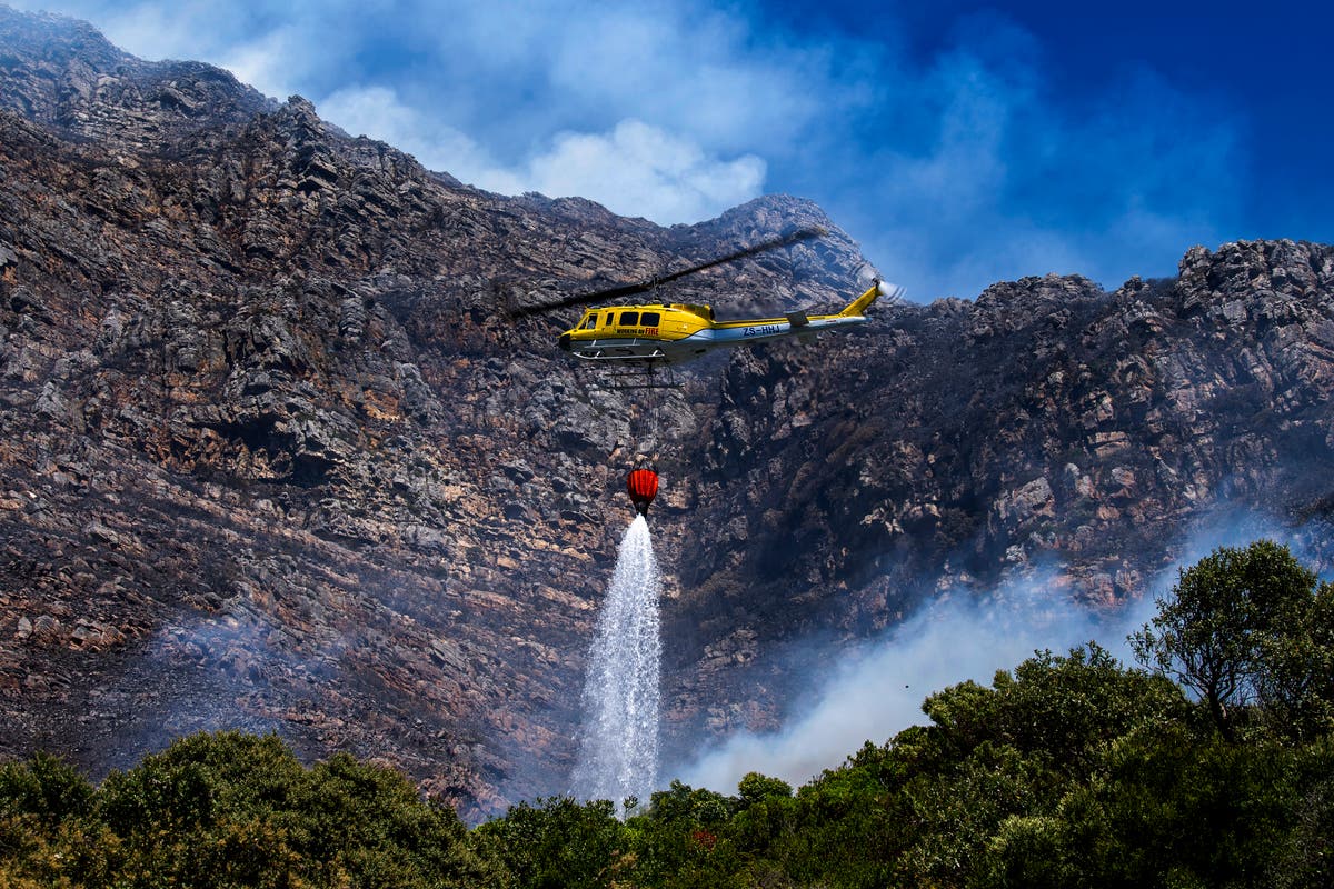 Пожарникари се борят с горски пожар по склоновете на планина близо до Кейптаун в Южна Африка
