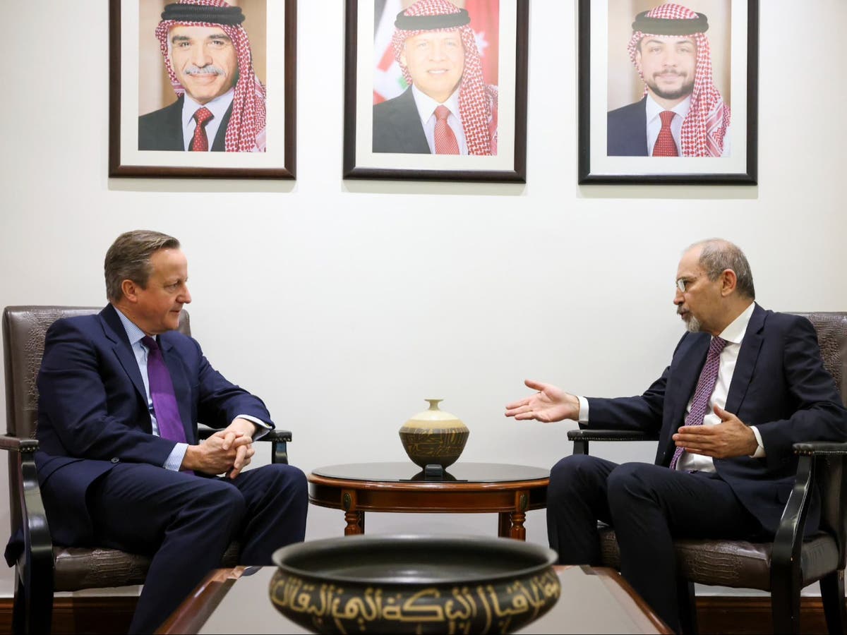 Дейвид Камерън прокарва плана си за прекратяване на огъня в Газа, докато се среща с лидери от Близкия изток