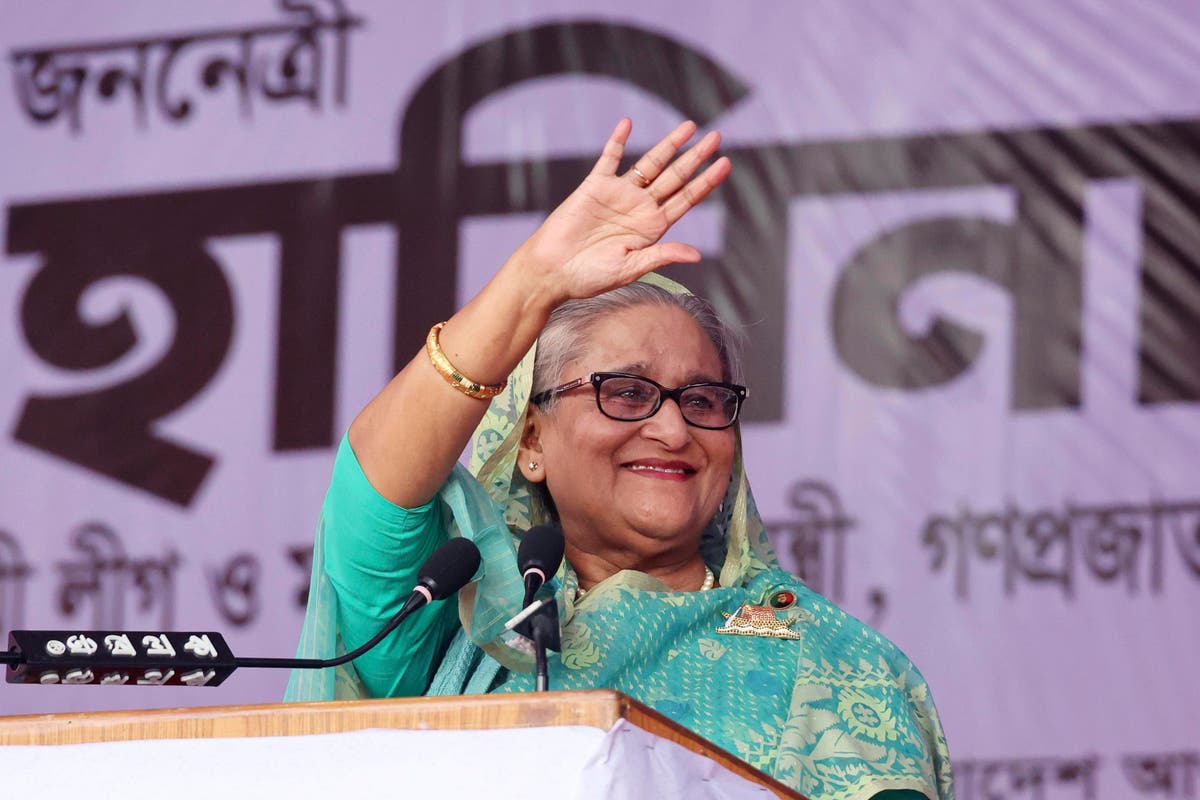 Стотици хиляди поддръжници на Awami League приветстваха и вдигнаха ръце,