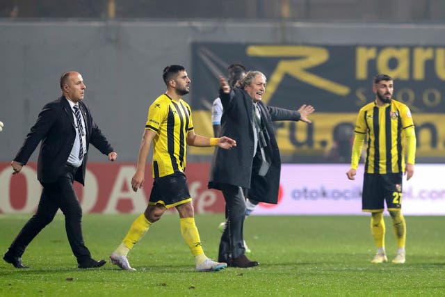 <p>The Istanbulspor president, centre, calls his players off the pitch in protest</p>