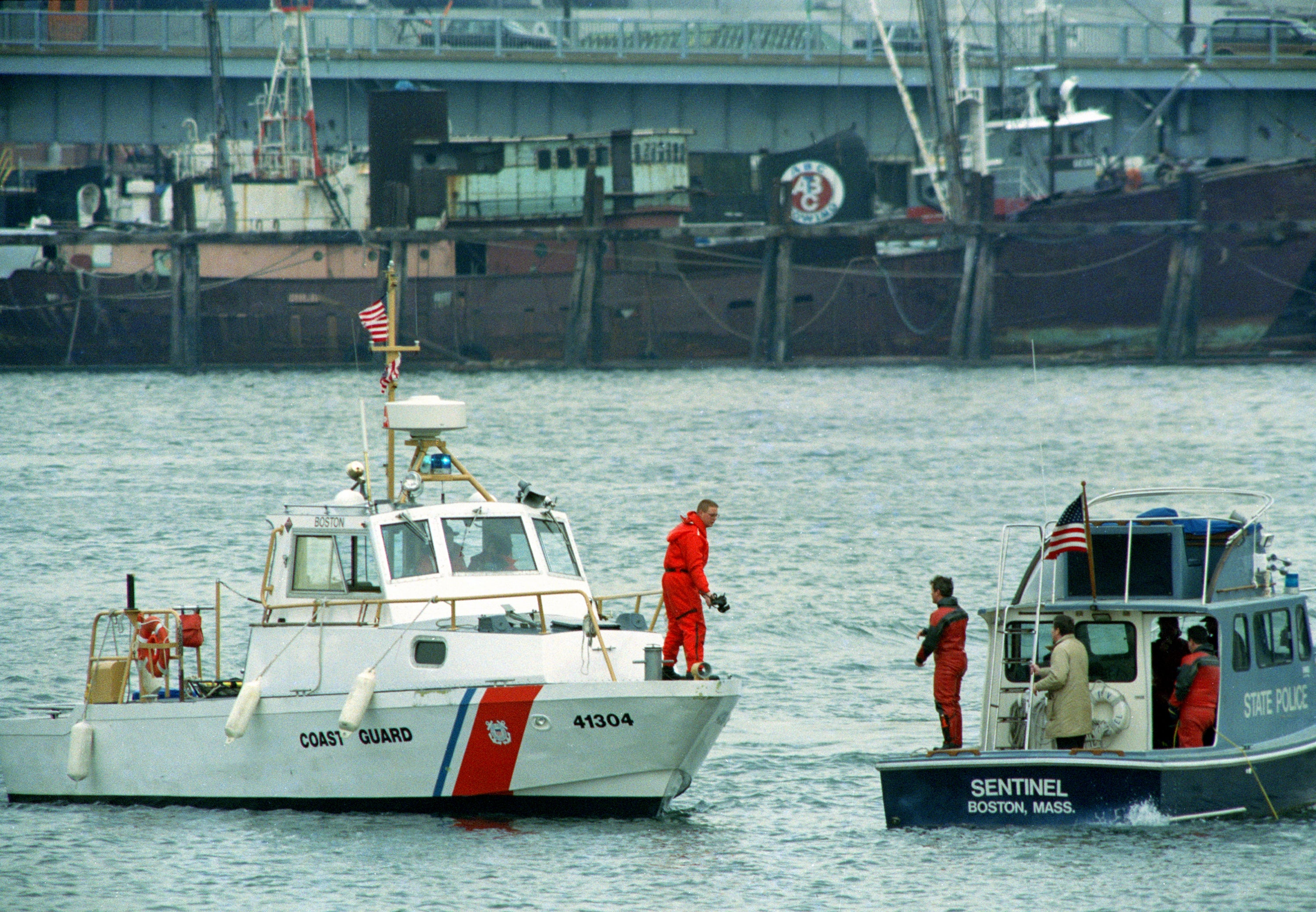 Boston Police and Coast Guard boats search the water for the body of Charles Stuart, who police believed jumped from the Tobin Bridge in Boston, Jan. 4, 1990