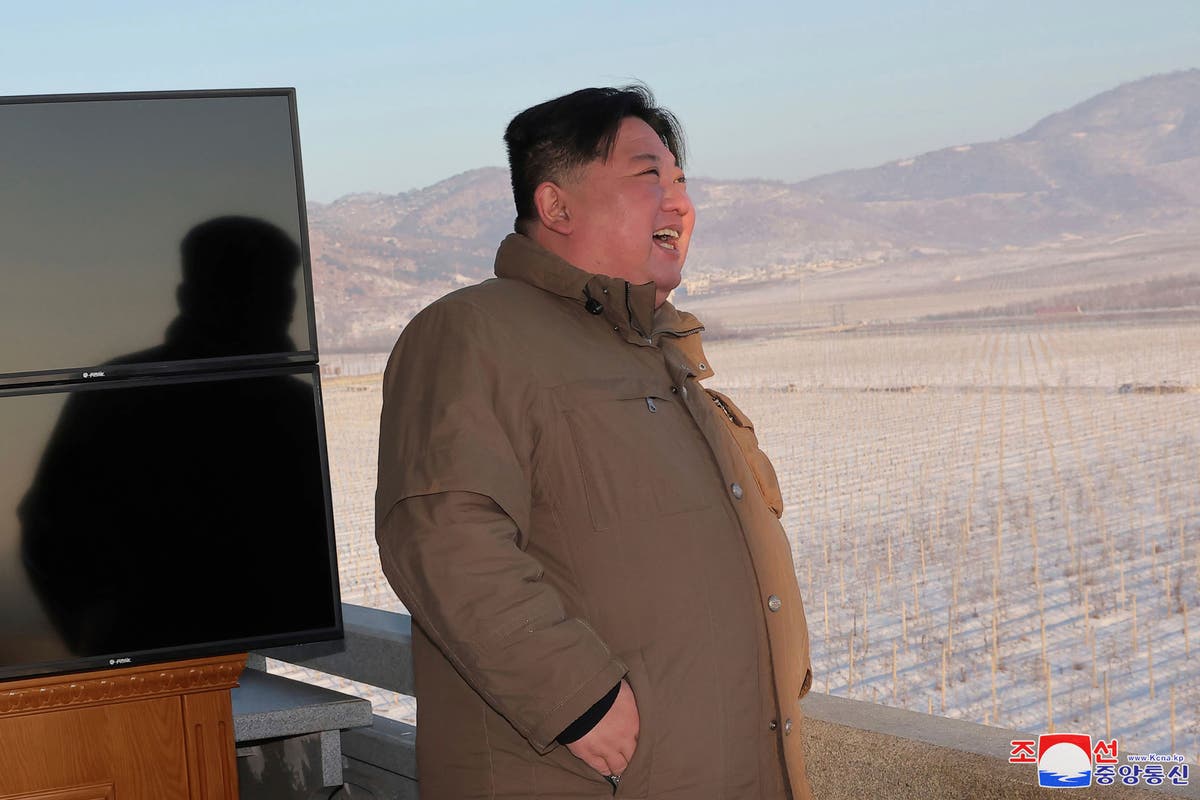 Ким на Северна Корея отново заплашва да използва ядрени оръжия, докато хвали войските за изстрелването на ракети с голям обсег