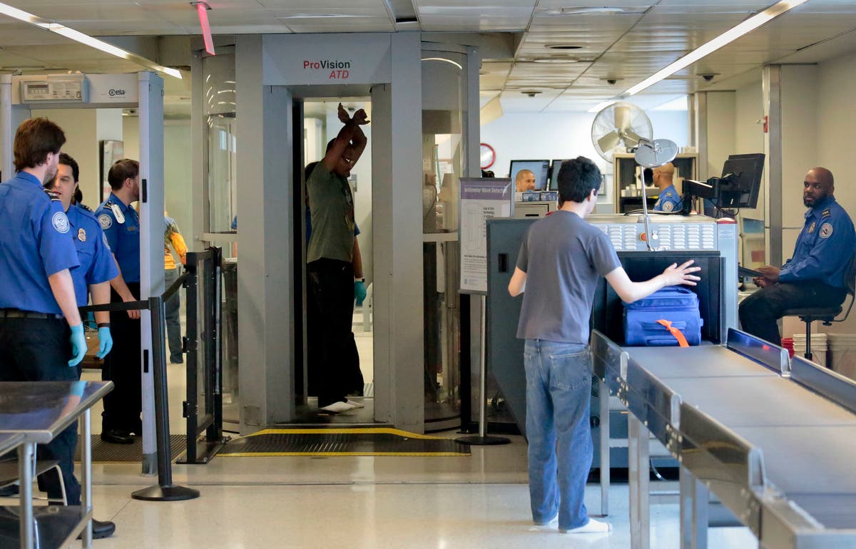 Пътник скри куршуми в бебешка пелена на летище Ла Гуардия в Ню Йорк. Служители на TSA го хванаха