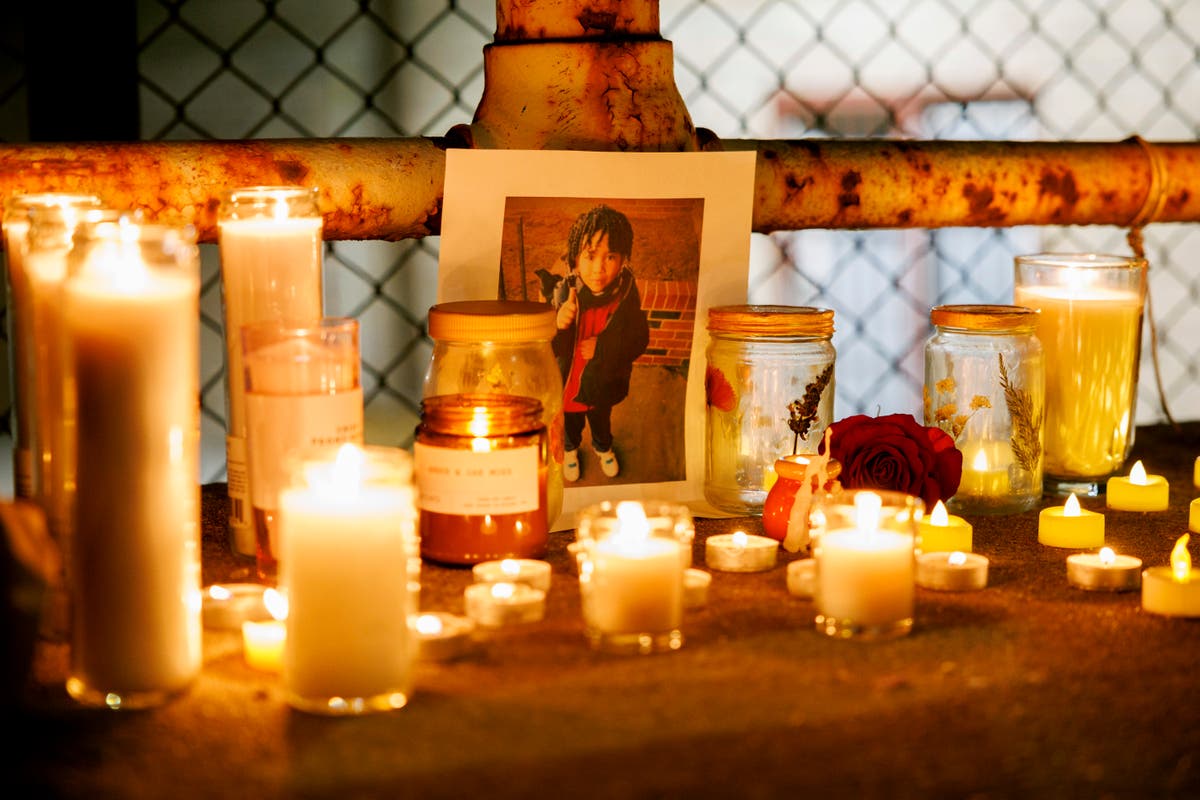 Бдение за 5-годишно момче мигрант, починало в приюта в Чикаго