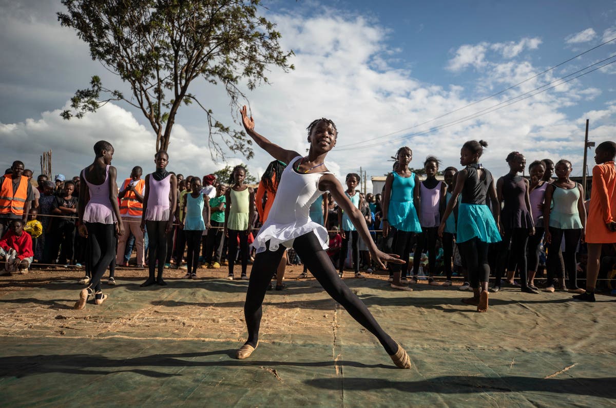 СНИМКИ AP: Млади кенийски балетисти изнасят ранно коледно представление за своята общност