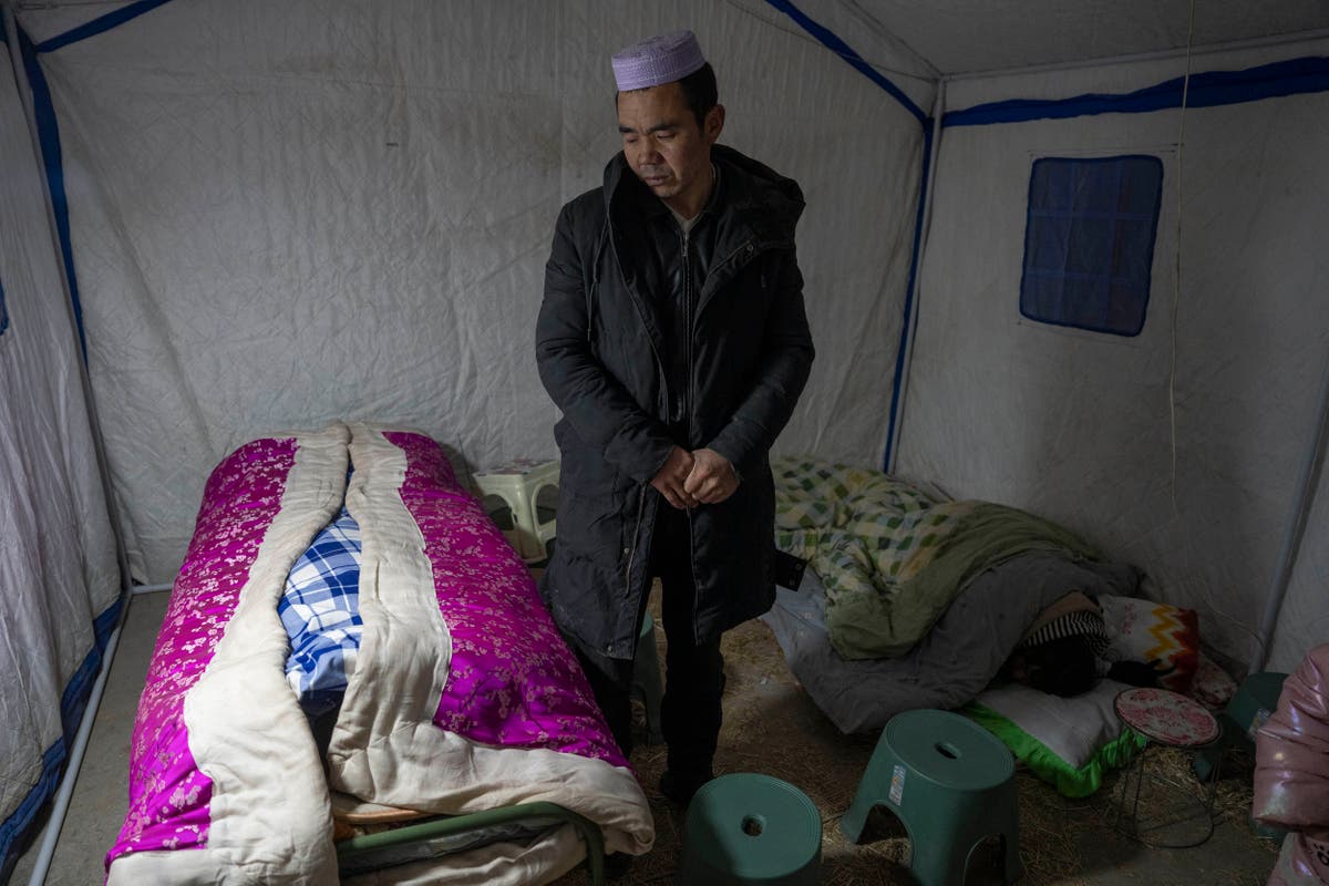 СНИМКИ AP: Мюсюлманска общност погребва своите мъртви след земетресение в Китай