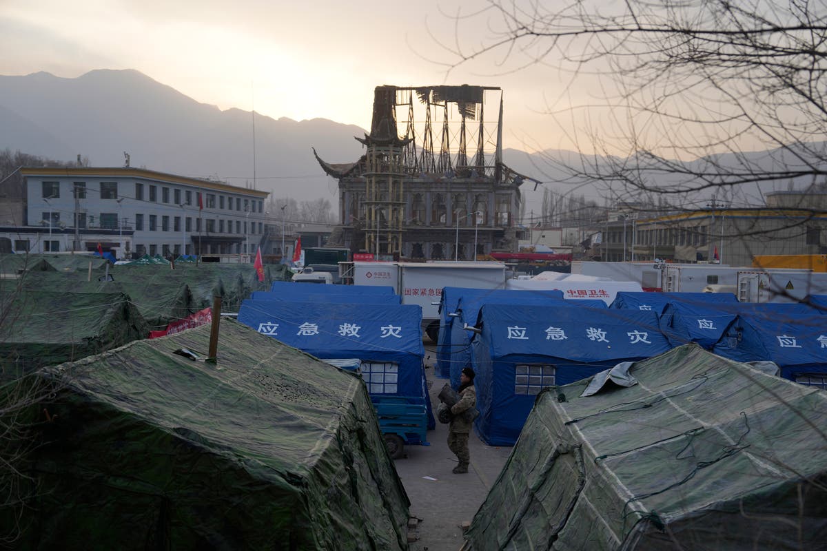 Китай започна да строи временни жилищни единици, след като земетресение унищожи 14 000 домове