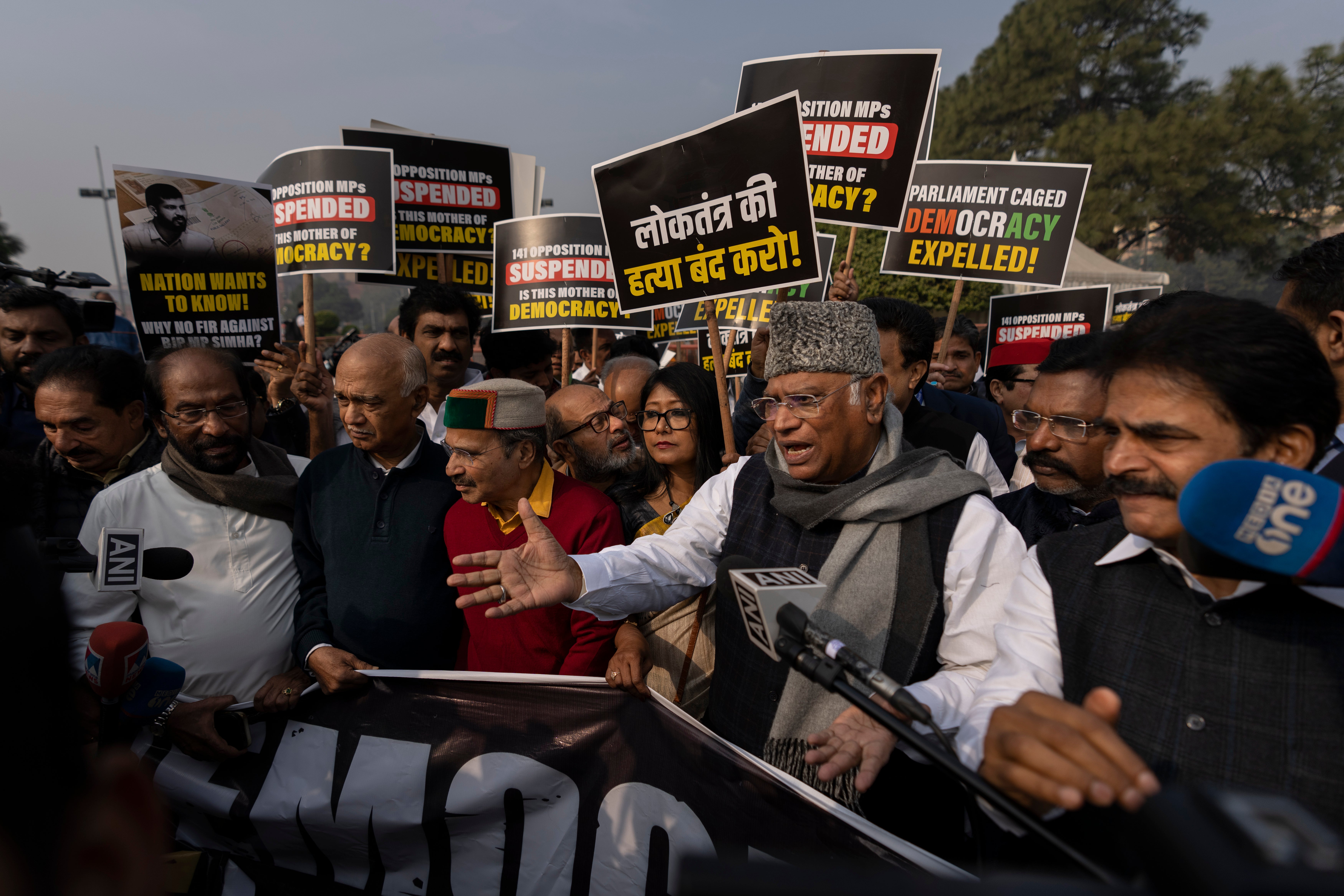 INDIA LEGISLADORES SUSPENDIDOS