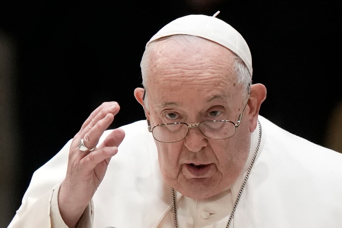 След като одобри благословии за еднополови двойки, папата моли служителите на Ватикана да избягват „строги идеологии“