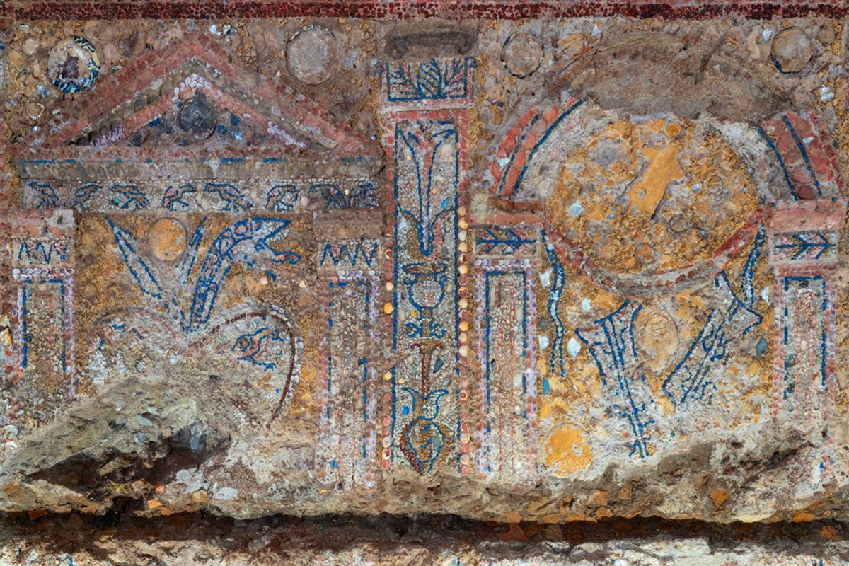 Мозайка на две хиляди години, изработена от черупки и корали, открита заровена под Рим