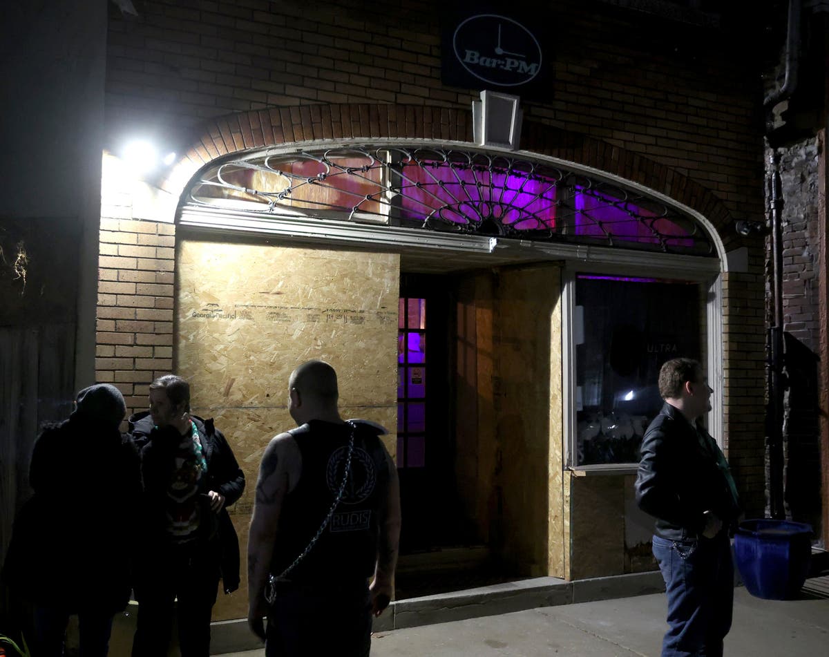 Полицейски джип се вряза в бар в Сейнт Луис. Реакцията на полицията привлича внимание
