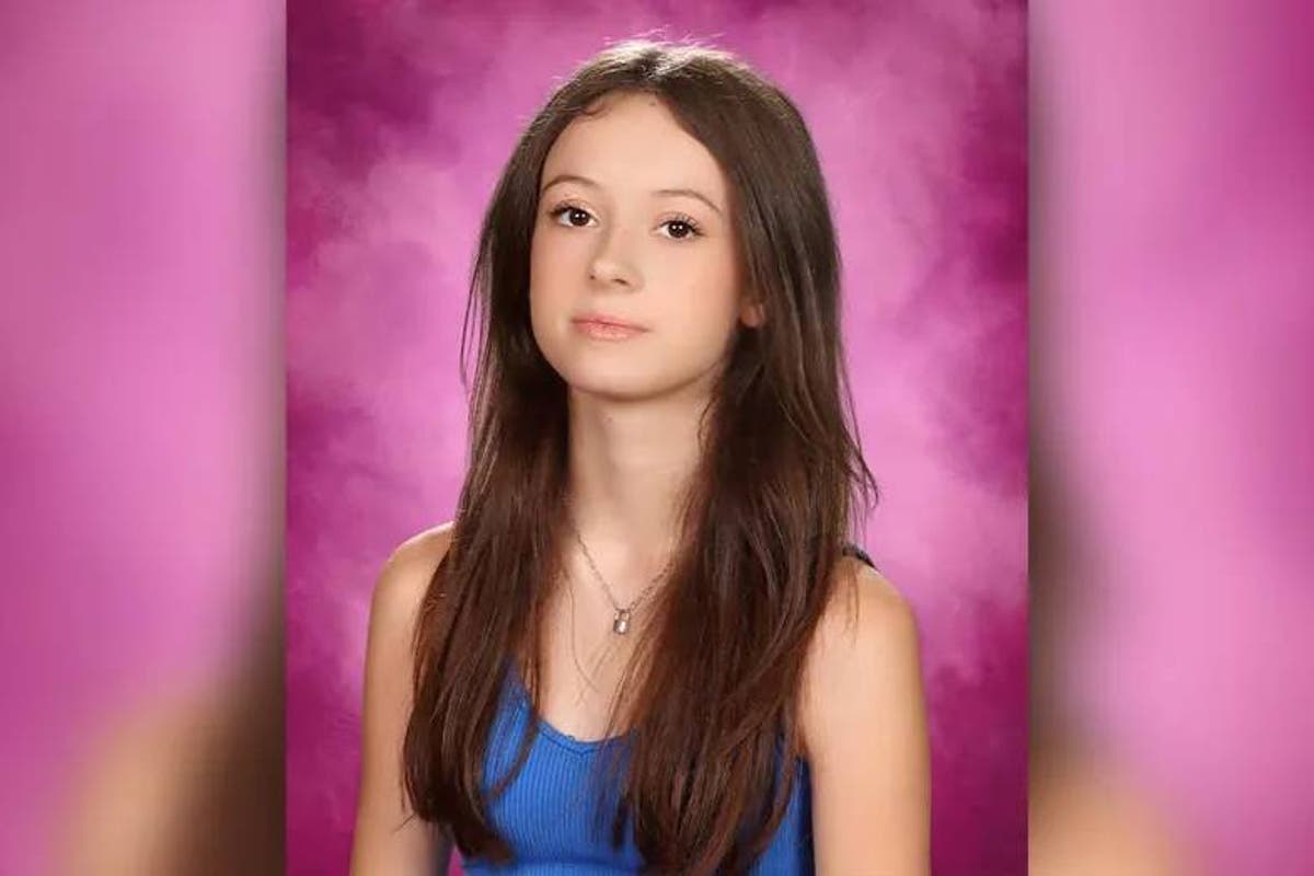 Семейно издирване на дъщеря тийнейджърка, изчезнала една седмица след напускане на училище