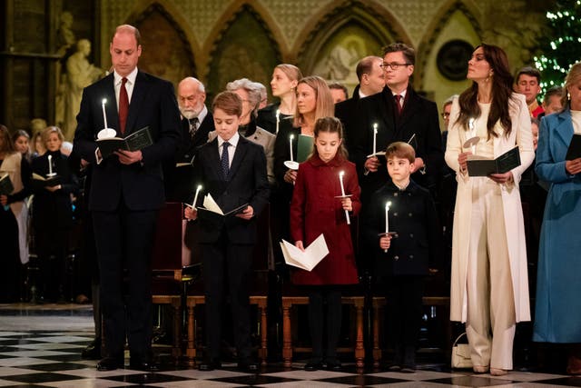 <p>Los miembros de la familia del príncipe William y Kate Middleton juntos en un servicio de villancicos. </p>