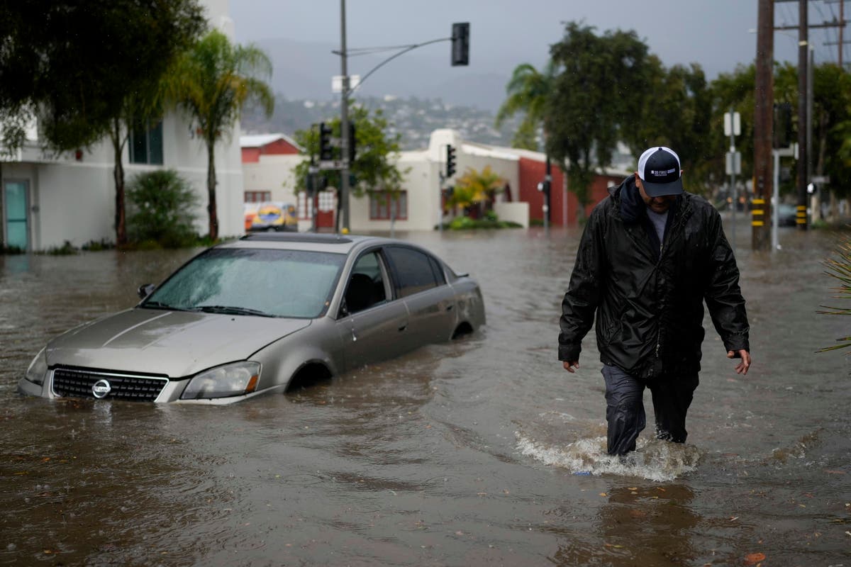 Тихоокеанска буря, която отприщи наводнения, връхлитащи в югоизточна Калифорния