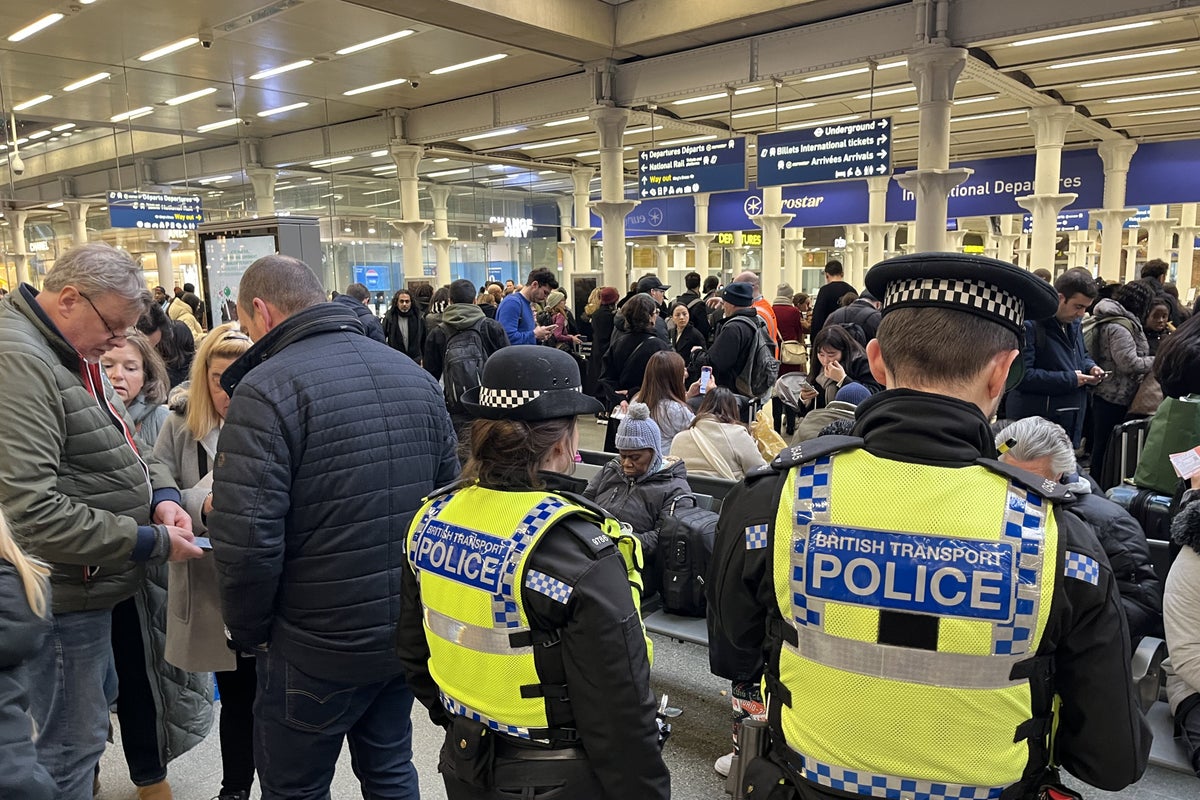 Christmas travel disruption as motorways close and rail travellers face ...