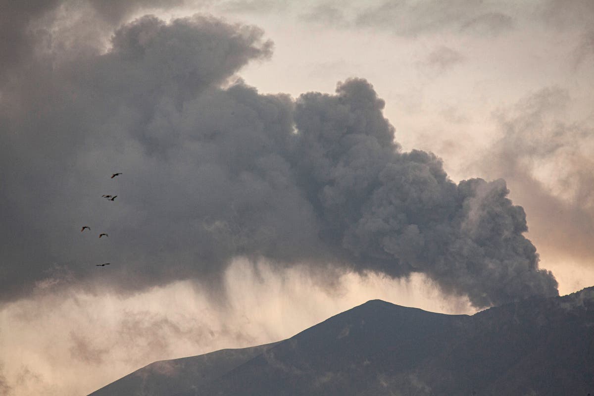 Пепелта от вулкана Марапи в Индонезия принуждава летището да бъде затворено и спира полетите