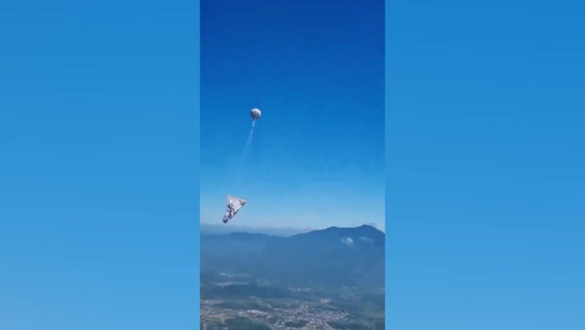 Hot air balloon comes dangerously close to airplane mid-flight