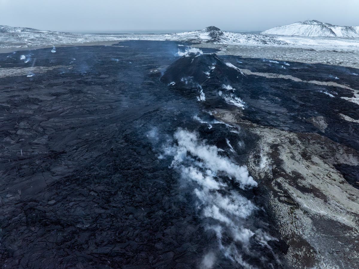 На жителите на исландско село близо до изригнал вулкан е позволено да се върнат у дома