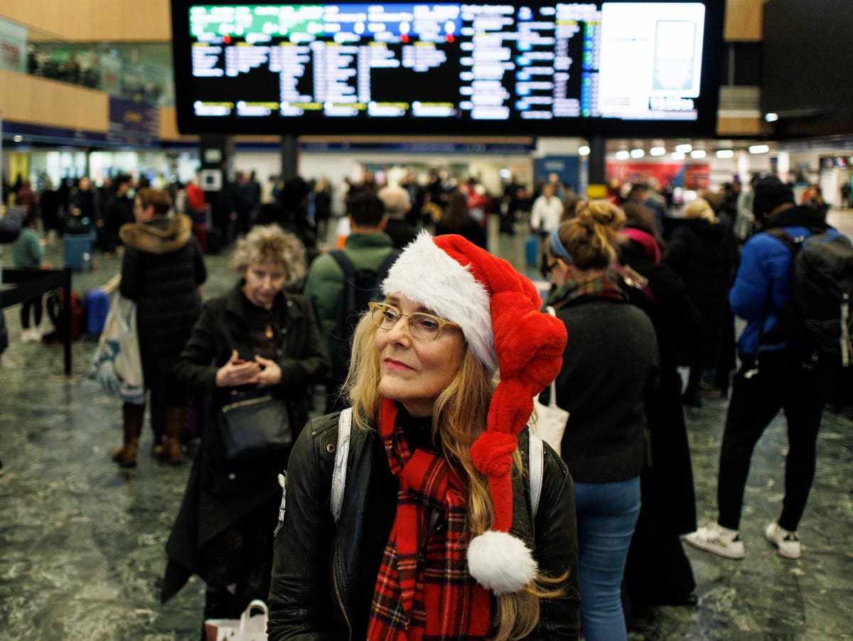 فوضى السفر في دوفر حيث يواجه السائقون طوابير طويلة خلال عطلة عيد الميلاد – بث مباشر