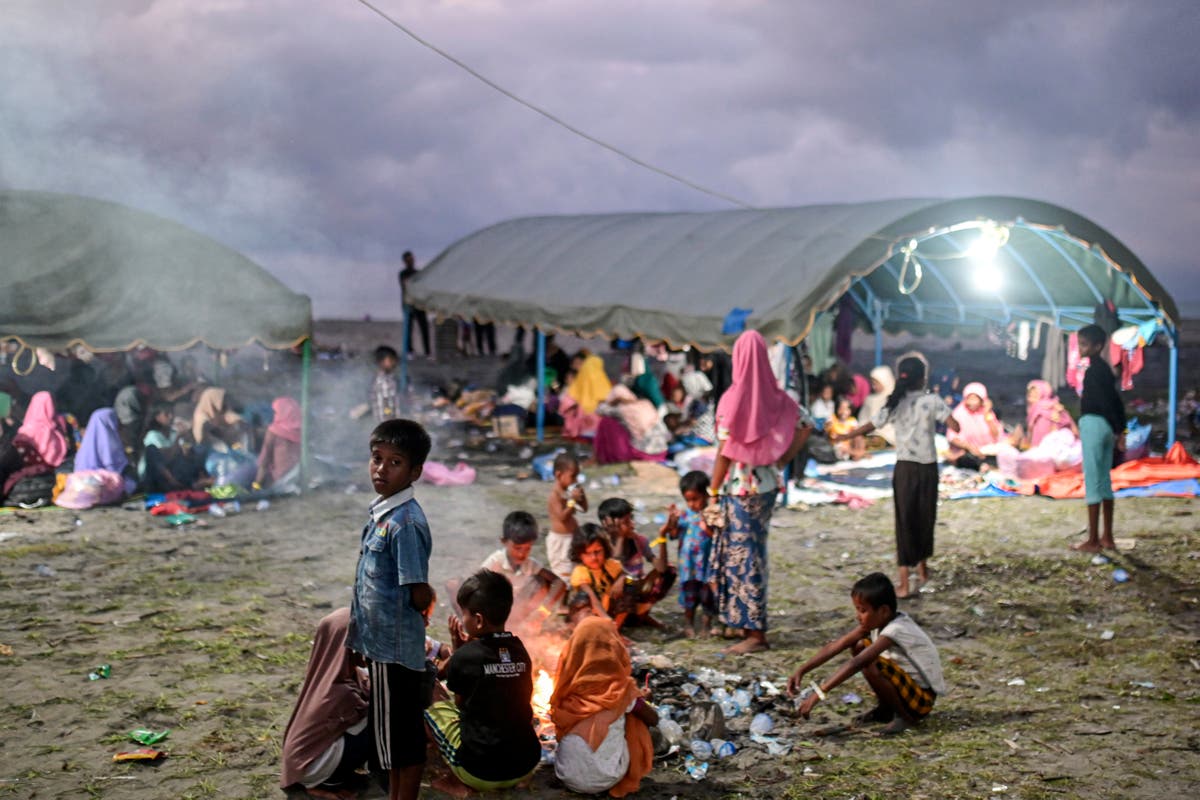 „Молете се за нас“: Очевидци разкриват първите улики за изчезнала лодка с до 200 бежанци рохинги