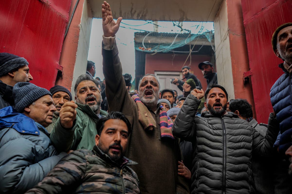 Гняв в отдалечени части на контролирания от Индия Кашмир, след като 3-ма бяха убити, докато бяха в ареста на армията
