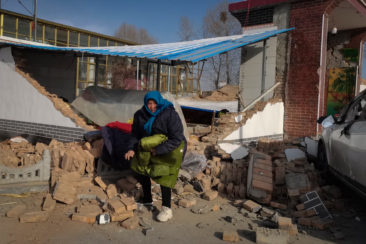 Силно земетресение в северозападен Китай, което уби най-малко 148 души, причини икономически загуби за милиони