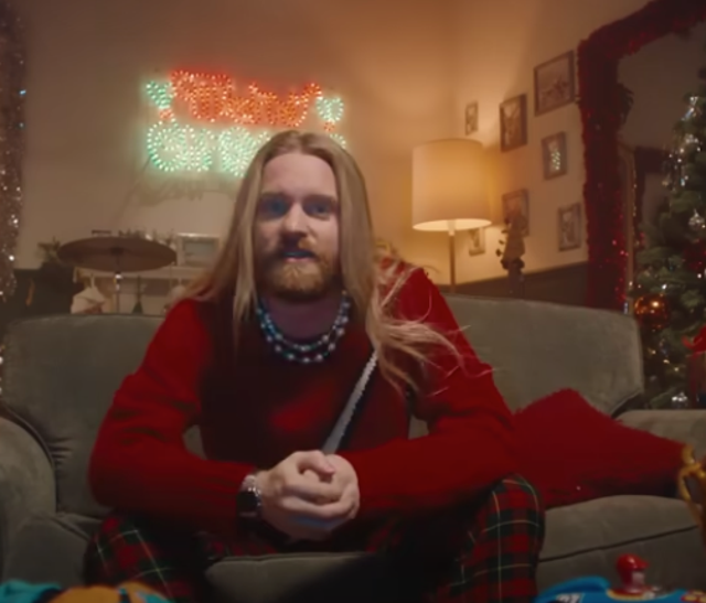 <p>Sam Ryder in his music video for ‘You’re Christmas to Me'</p>