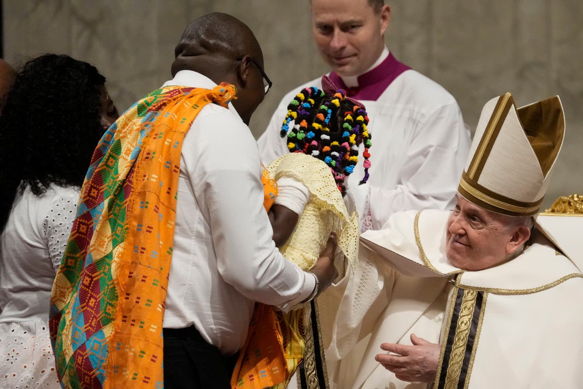 Папата казва, че „сърцата ни са във Витлеем“, докато председателства литургията на Бъдни вечер в Св. Петър