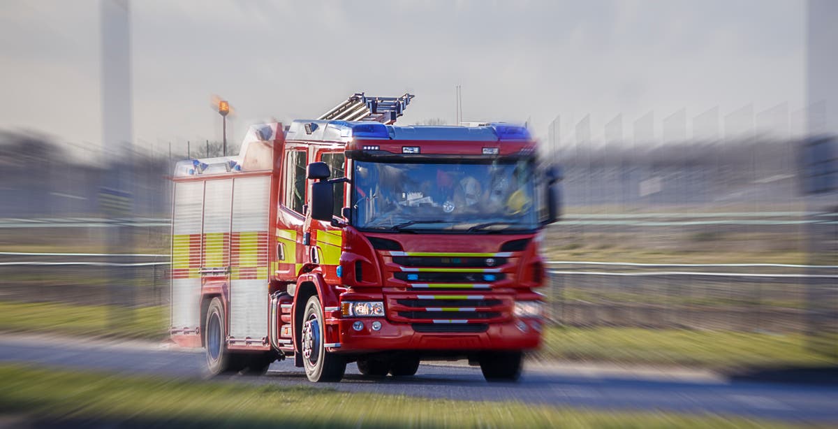 Пожарникарски екипи се справят с огромен пожар в село Нортъмбърланд на Бъдни вечер