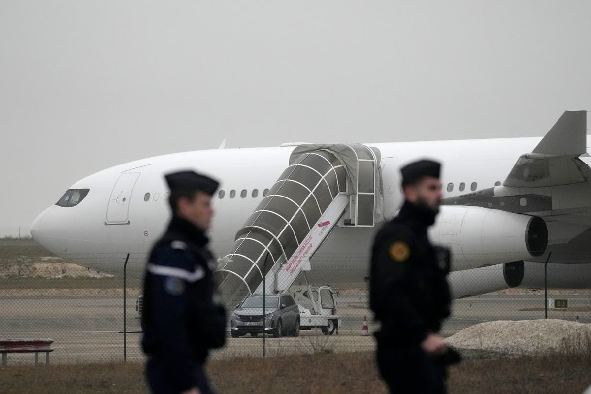 Самолет, заседнал с дни във Франция за разследване на трафик на хора, заминава за Индия
