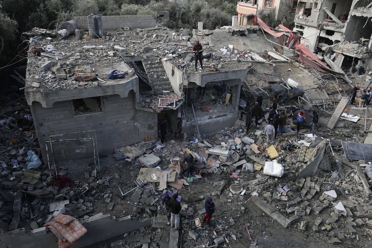 Израелски въздушен удар на Коледа уби най-малко 100 души в бежанския лагер Ал-Магази и Хан Юнис