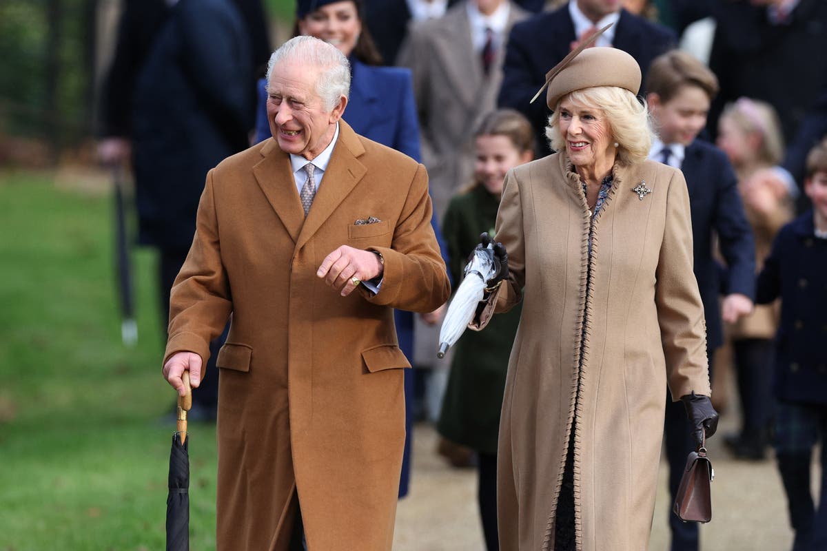 Königliche Familie in Sandringham live: Charles sendet eine Weihnachtsbotschaft, nachdem er sich Kate und William in Sandringham angeschlossen hat