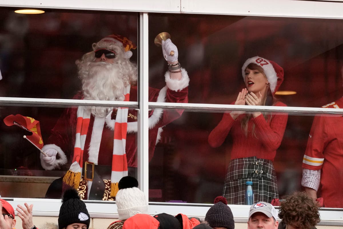 Тейлър Суифт празнува Коледа, като гледа как Травис Келс и Чийфс играят Лас Вегас