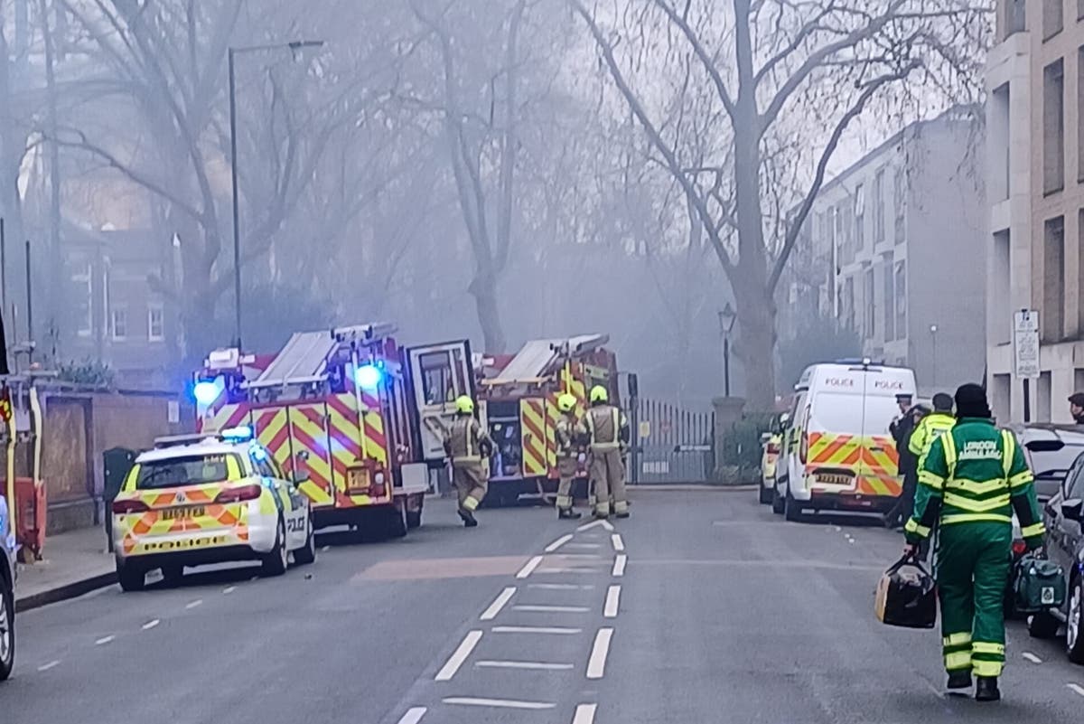 Десетки пожарникари извикаха да гасят пожар в атриума на престижното училище в Западен Лондон