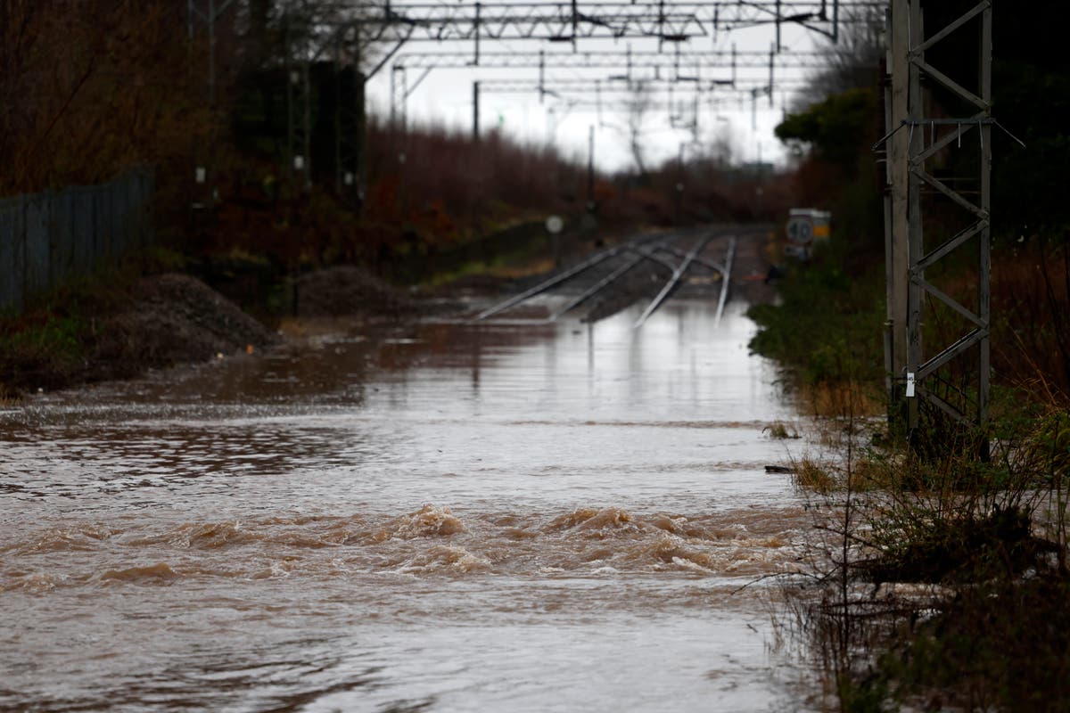 Повечето железопътни маршрути в Шотландия са спрени, тъй като проливен дъжд и вятър удариха Обединеното кралство