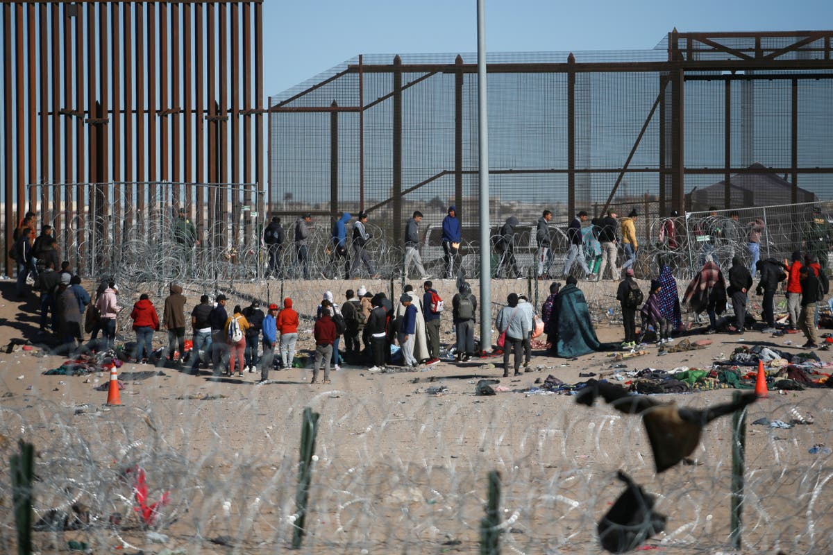 Мексиканските служители разчистват палатковия лагер по границата, докато натискът на САЩ нараства за спиране на притока на мигранти