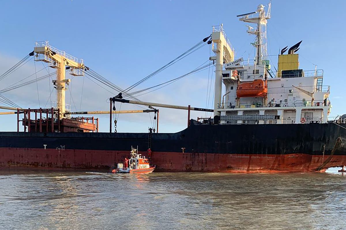 Товарен кораб, събиращ украинско зърно, се натъква на руска плаваща мина в Черно море, твърдят официални лица