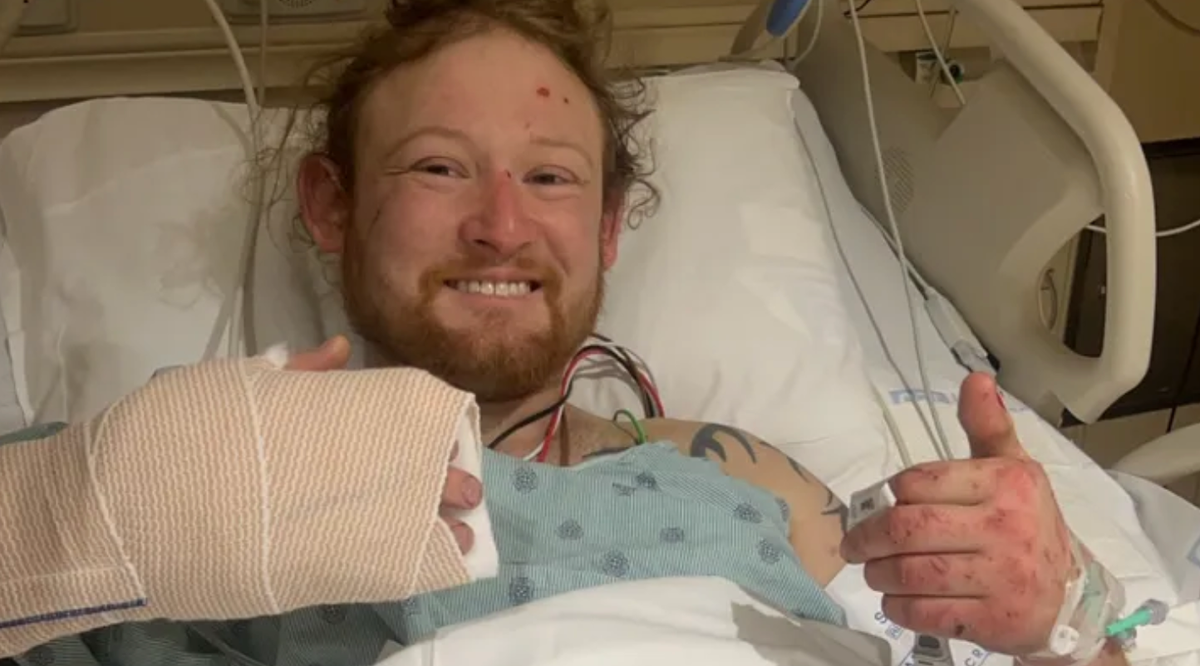 Man rescued by fishermen after week in car wreck gives thumbs up from hospital - Vimarsana News