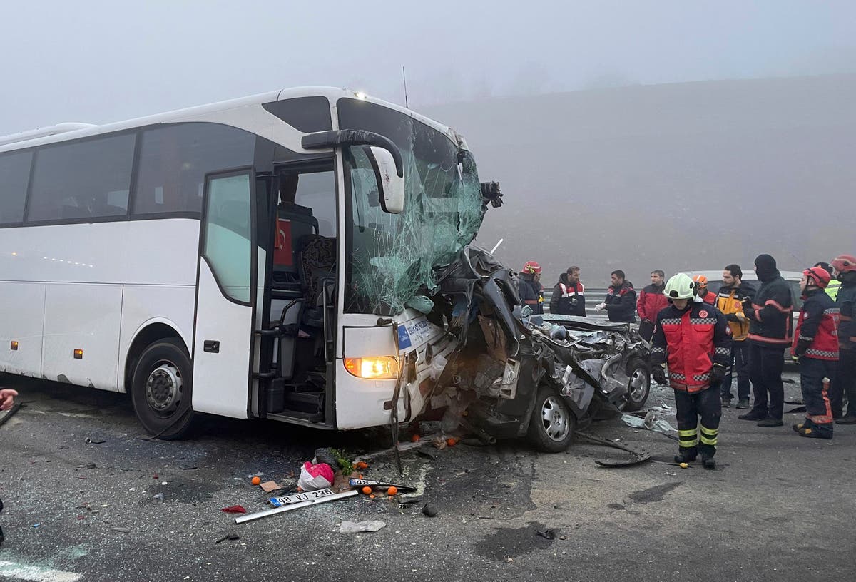 Сблъсък с верижна реакция в гъста мъгла на турската магистрала остави най-малко 10 души загинали, 57 ранени